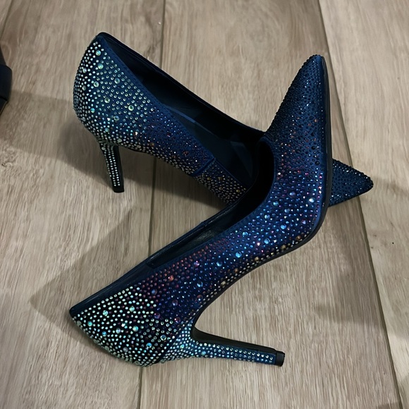 Worn Once - Picture 3 of 3